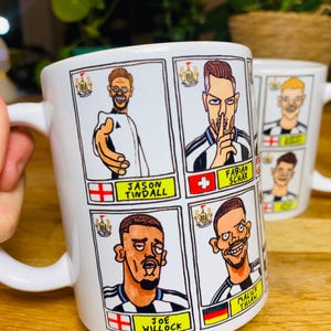 Newcastle United 25/26 - No Score Draws muggset - Set med TVÅ OLIKA 280 g keramiska muggar med 24 knäppa panini-doodles av NUFC 25/26 Magpies bild 4