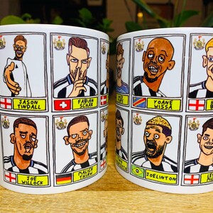Newcastle United 25/26 - No Score Draws muggset - Set med TVÅ OLIKA 280 g keramiska muggar med 24 knäppa panini-doodles av NUFC 25/26 Magpies bild 8