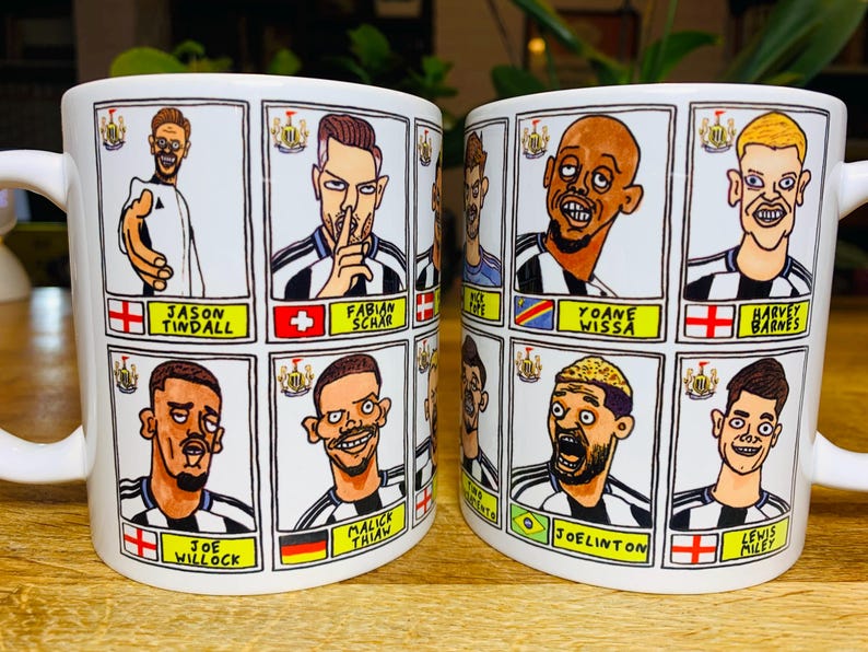 Newcastle United 25/26 - No Score Draws muggset - Set med TVÅ OLIKA 280 g keramiska muggar med 24 knäppa panini-doodles av NUFC 25/26 Magpies bild 8