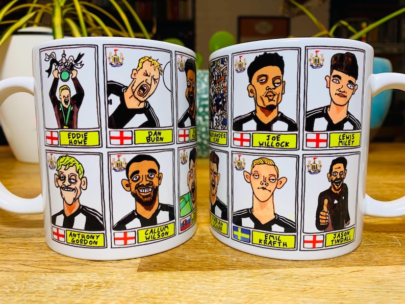Puede incluir: Taza de cer&aacute;mica blanca con una ilustraci&oacute;n de dibujos animados en blanco y negro de los jugadores y el entrenador del Newcastle United Football Club. La taza presenta el escudo del equipo y los nombres de los jugadores y el entrenador.