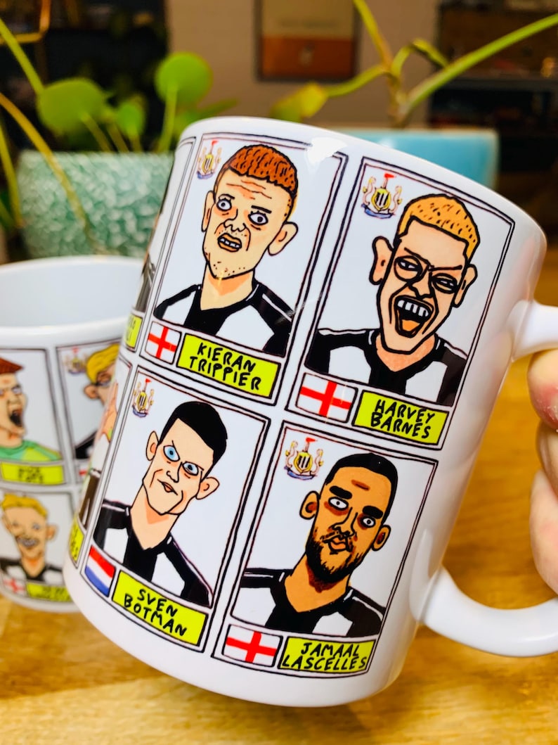 Puede incluir: Taza de cer&aacute;mica blanca con una ilustraci&oacute;n de dibujos animados en blanco y negro de jugadores de f&uacute;tbol. La taza presenta los nombres "Kieran Trippier", "Harvey Barnes", "Sven Botman" y "Jamaal Lascelles".