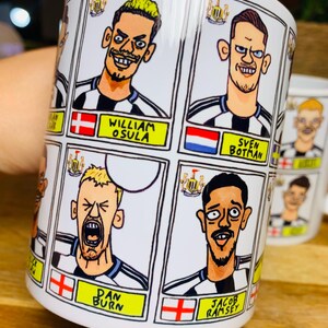 Newcastle United 25/26 - No Score Draws muggset - Set med TVÅ OLIKA 280 g keramiska muggar med 24 knäppa panini-doodles av NUFC 25/26 Magpies bild 10