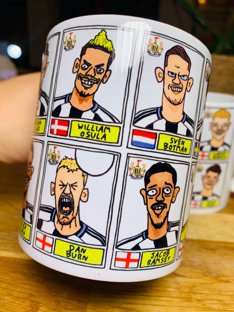 Newcastle United 25/26 - No Score Draws muggset - Set med TVÅ OLIKA 280 g keramiska muggar med 24 knäppa panini-doodles av NUFC 25/26 Magpies bild 10