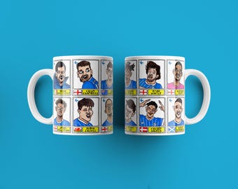 Cardiff City Vol 2 - Bluebirds Going Up No Score Draws Mug Set - Set van TWEE VERSCHILLENDE keramische mokken van 11 oz met gekke CCFC-doodles