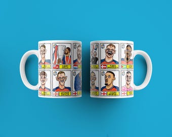 Luton Town Vol 4 'El Hattico' No Score Draws-mokkenset - Set van TWEE VERSCHILLENDE 11oz-mokken met grillige panini-doodles van LTFC's 25/26 Wembley-kant