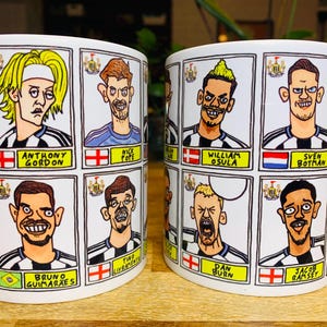 Newcastle United 25/26 - No Score Draws muggset - Set med TVÅ OLIKA 280 g keramiska muggar med 24 knäppa panini-doodles av NUFC 25/26 Magpies bild 9