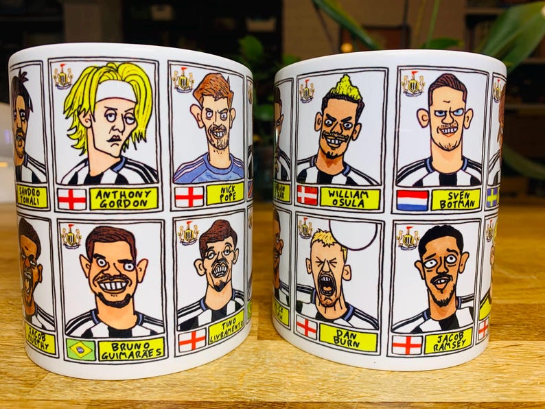 Newcastle United 25/26 - No Score Draws muggset - Set med TVÅ OLIKA 280 g keramiska muggar med 24 knäppa panini-doodles av NUFC 25/26 Magpies bild 9