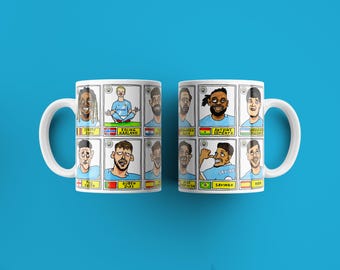 Man City 25/26 - Mokkenset No Score Draws - Set van TWEE VERSCHILLENDE keramische mokken van 11 oz met 24 wonky MCFC-doodles van het 25/26-team van Manchester City
