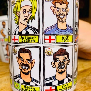 Newcastle United 25/26 - No Score Draws muggset - Set med TVÅ OLIKA 280 g keramiska muggar med 24 knäppa panini-doodles av NUFC 25/26 Magpies bild 5
