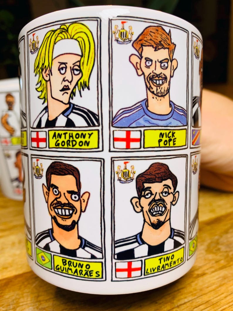 Newcastle United 25/26 - No Score Draws muggset - Set med TVÅ OLIKA 280 g keramiska muggar med 24 knäppa panini-doodles av NUFC 25/26 Magpies bild 5