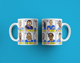 Chelsea 25/26 - Mokkenset No Score Draws - Set van TWEE VERSCHILLENDE 11oz-mokken met grillige panini-krabbels van Rosenior's CFC Squad