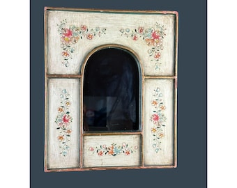 Vintage peruanischer Cajamarquino-Spiegel mit rückseitig bemaltem Glas und gewölbtem Holzfenster