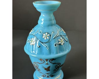 Vaso antico vittoriano in vetro lattiginoso smaltato opalino con farfalla floreale dipinta a mano