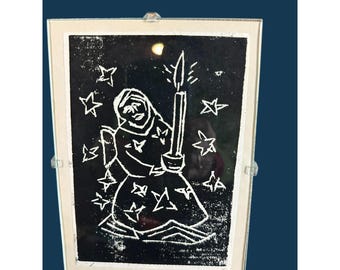 Grabado en linóleo antiguo: Figura mística, vela y estrellas, de Gorten Birnmeyer, 1988.