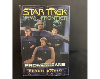 Op de afbeelding: Een paperback boek getiteld "Star Trek New Frontier: Prometheus" van Peter David. De cover toont een groep mensen in Star Trek-uniformen, met een blauw-paars kleurenschema.
