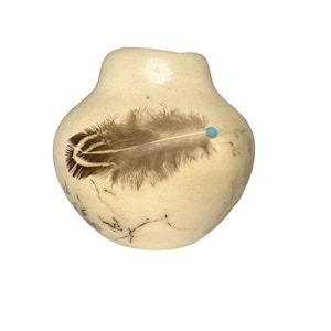 Jarrón pequeño de cerámica navajo vintage de pelo de caballo con pluma y turquesa, firmado