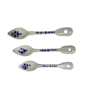 Viintage Daeware Hand Decorated Stoneware 3 pcs Spoon Set NIB Brass Hook White & Blue