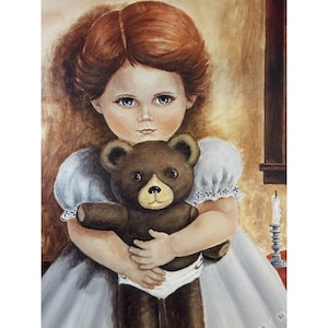 Può includere: Un dipinto vintage di una bambina con i capelli rossicci, che indossa un vestito bianco, che tiene in braccio un orsacchiotto marrone. Il dipinto ha una tavolozza di colori morbidi e caldi con una candela sullo sfondo. La bambina ha gli occhi blu e un'espressione seria.