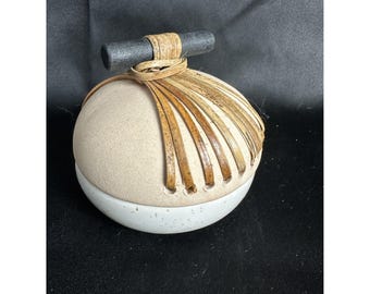 Anthropologie Nahele Trinket Container Vase fait main en céramique et couvercle en bambou