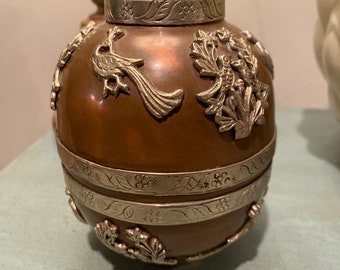 Vintage/antieke koperen pot met messing versieringen van pauwen gemaakt in India.