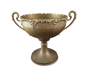 Taça de troféu de latão antigo com alças ornamentadas e guarnição decorativa tigela decorativa