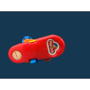 以下が含まれることがあります： 白と赤のPlay-Dohのロゴが付いた赤いPlay-Dohローラーおもちゃ。おもちゃには青、黄、オレンジのアクセントがあります。小さくて丸いステッカーがおもちゃの側面にあります。