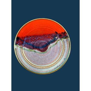 Piatto in ceramica Dennis Pitter, Maggie Valley NC, astratto, rosso e blu, 26,7 cm
