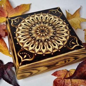 Vierkante mandala handgebrande houten aandenken sieradendoos, fotokaartendoos, hippie boho interieur, grenen pyrografie, stashbox, cadeau voor haar