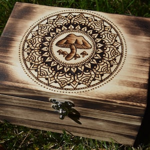 Mushroom mandala wooden keepsake box, hippie boho gift, stash box, trippy geometric artwork, wooden box, alternative gift, pyrography box