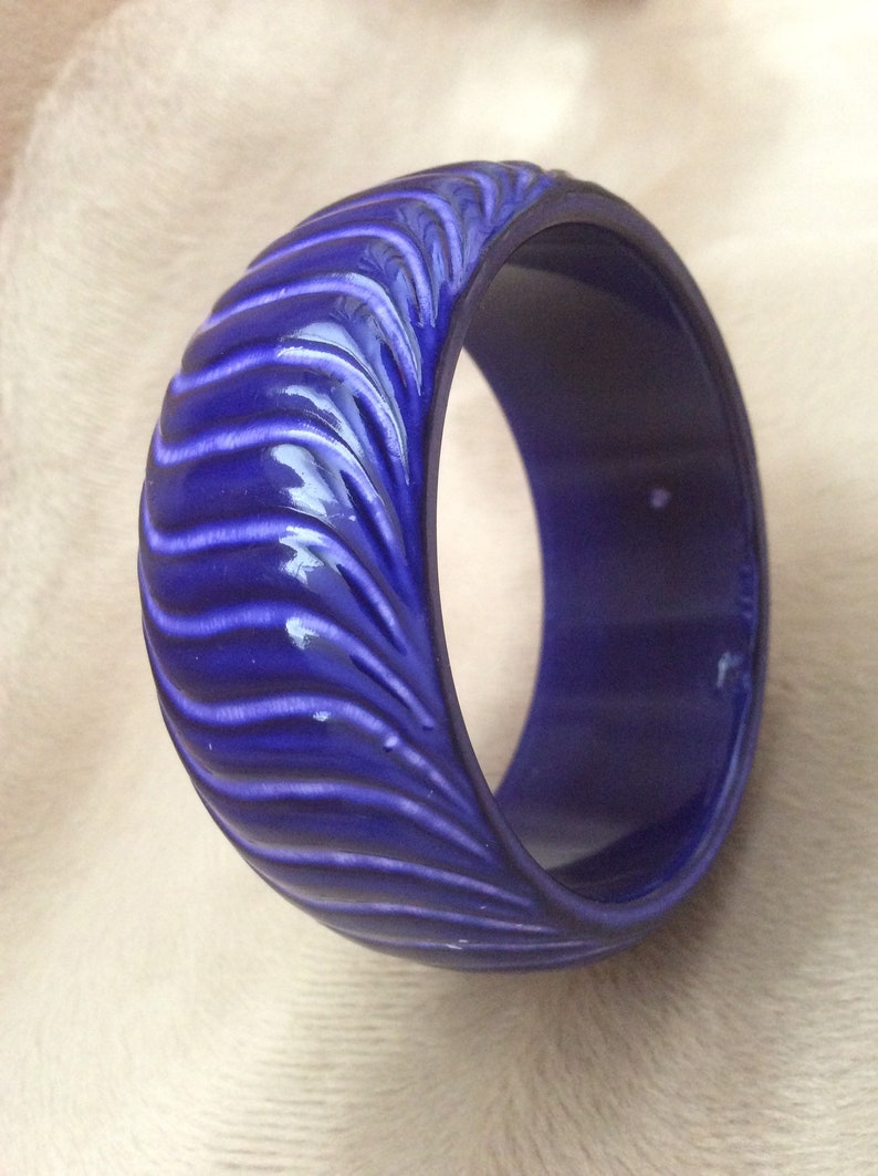 Vintage blue plastic bangle bracelet. sturdy grooved