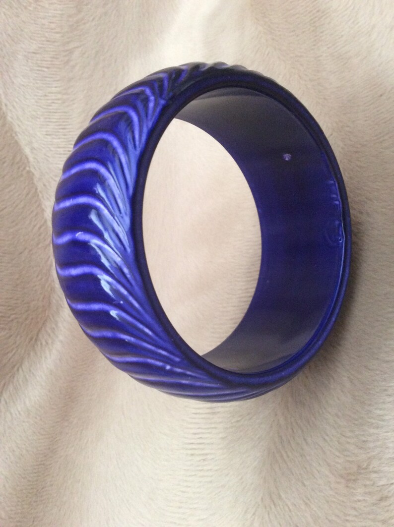 Vintage blue plastic bangle bracelet. sturdy grooved