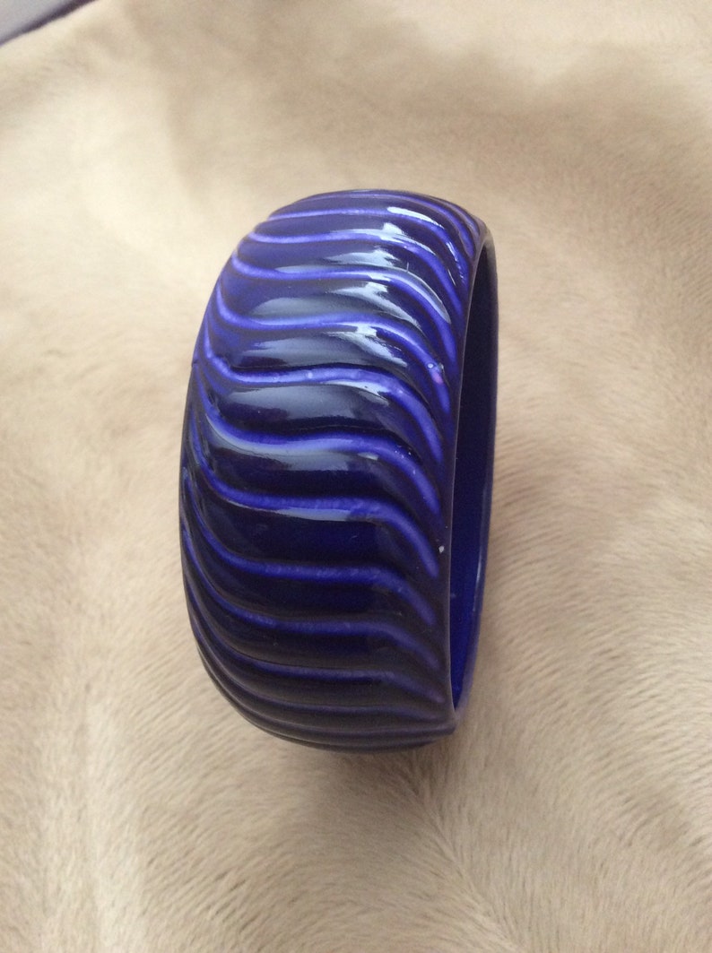 Vintage blue plastic bangle bracelet. sturdy grooved