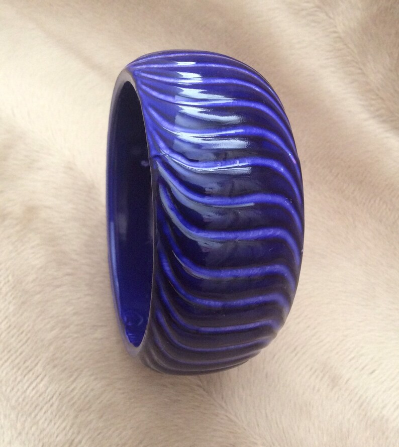 Vintage blue plastic bangle bracelet. sturdy grooved