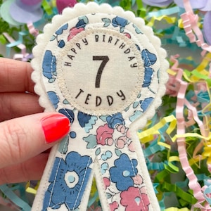 Badge d'anniversaire personnalisé imprimé Liberty bleu