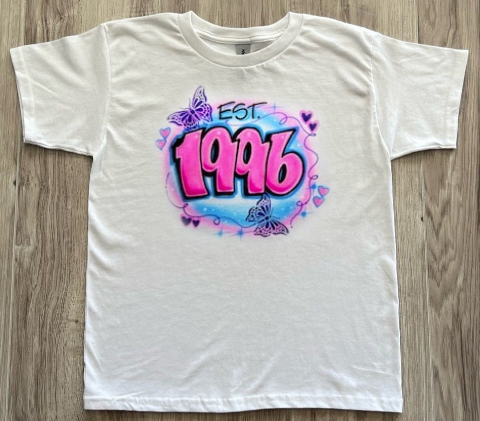 ☆New Era☆ Originals Name Tag Script T-Shirt Golden Glow 14 NEW ERA BASIC SCRIPT OVERSIZED PURPLE SHORT SLEEVE T-SHIRT