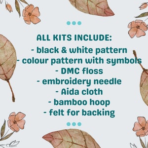 Op de afbeelding: Een witte achtergrond met een bloemenontwerp en tekst die luidt "ALL KITS INCLUDE:" gevolgd door een lijst met items die in de kit zijn inbegrepen: zwart-wit patroon, kleurpatroon met symbolen, DMC-garen, borduurnaald, Aida-stof, bamboe-borduurring en vilt voor de achterkant.