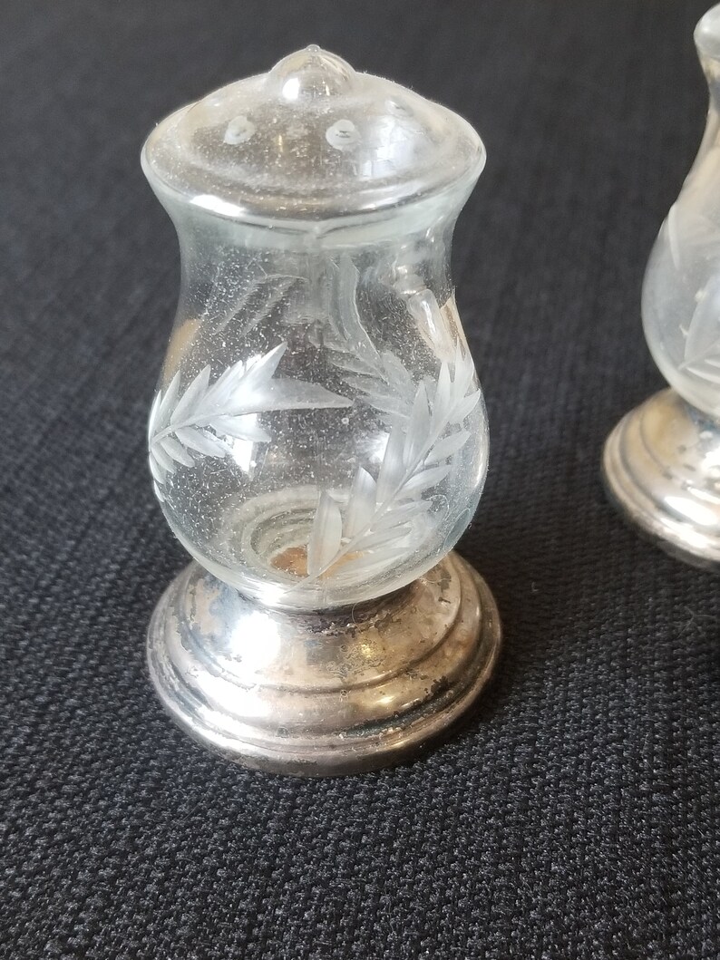 Pair of Quaker Shaker Salt and Pepper with etch leaves design and Sterling Silver Bottoms 1940/'s