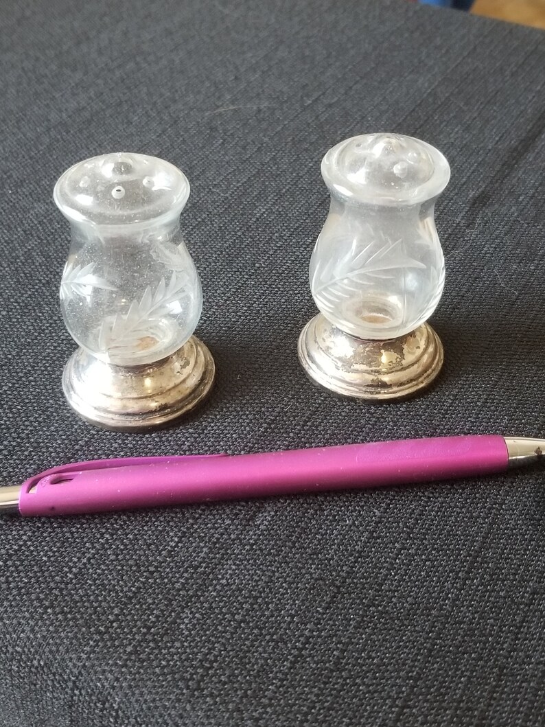 Pair of Quaker Shaker Salt and Pepper with etch leaves design and Sterling Silver Bottoms 1940/'s