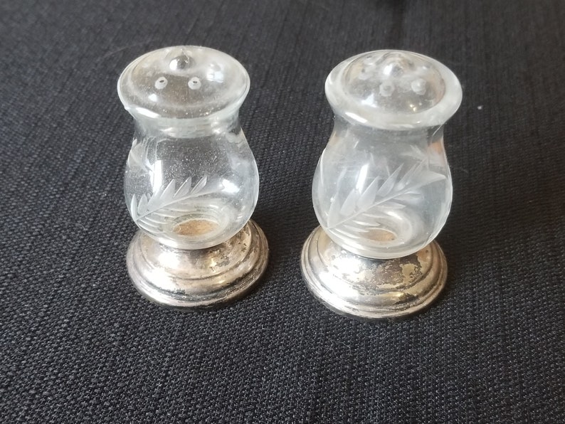 Pair of Quaker Shaker Salt and Pepper with etch leaves design and Sterling Silver Bottoms 1940/'s