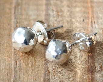 Clous d'oreilles boule en argent martelé, clous d'oreilles en argent minimalistes, clous délicats, boucles d'oreilles boules pépite, cadeau pour entendre, cadeau de demoiselles d'honneur