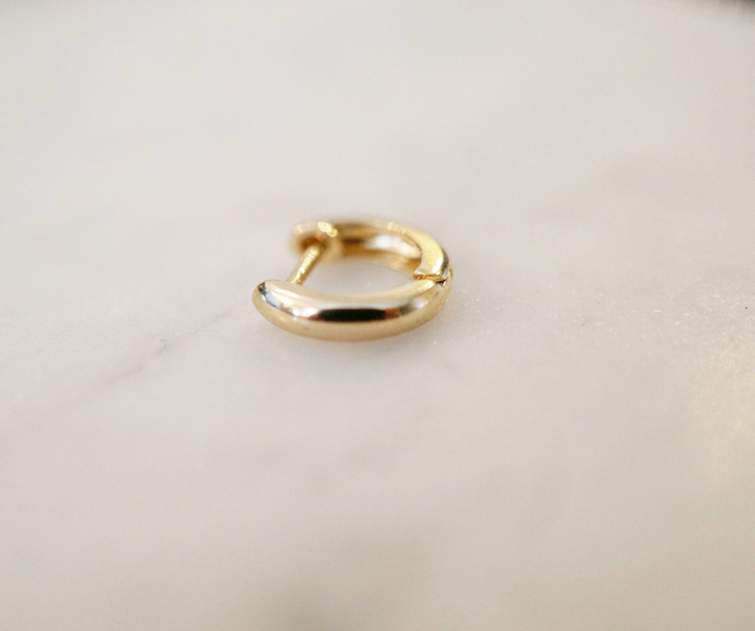 Orecchini A Cerchio Per Bambini In Oro 14k – Huggie Con Petali Di Fiore E Zirconi – 10mm - Foto 2