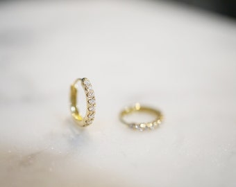 18K Solid Gold Diamant Ohrringe / Zierliche Huggie Ohrringe / Diamant Creolen / Schmuck / Echte Diamanten / 9mm #ND