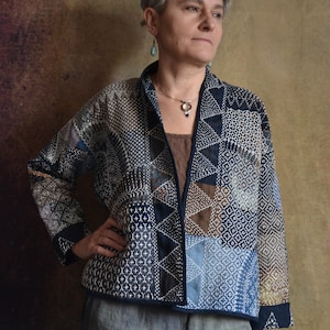 Japanische Sammlung. Leinenmantel in sashiko style.Bestickte leinenjacke