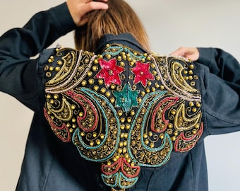 Chaqueta vaquera negra vintage rediseñada: Cuentas celestiales cósmicas
