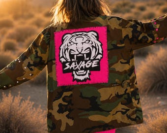 Chaqueta militar de camuflaje renovada: Tigre SAVAGE rosa, parches con tachuelas metálicas y estrellas.