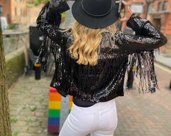 Chaqueta negra con lentejuelas y flecos PERSONALIZADA: Atuendo para festivales, discotecas, fiestas rave y bodas.