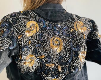 Chaqueta vaquera negra lavada vintage rediseñada de Levis: Flores, lentejuelas y cuentas