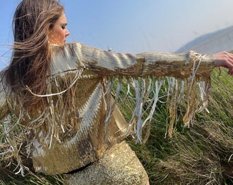 Chaqueta con borlas de lentejuelas doradas: atuendo festivo para fiestas disco.