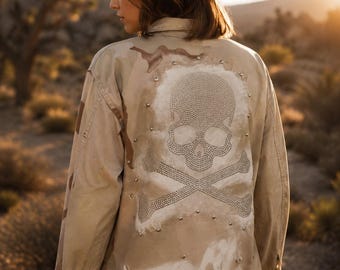 Chaqueta del ejército del desierto rediseñada: BURNING MAN, calavera con diamantes de imitación, grafiti pintado con aerosol, tóxico