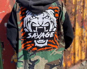 Chaqueta militar de camuflaje renovada: tigre naranja intenso, gráfico de chenilla y capucha con tachuelas metálicas.